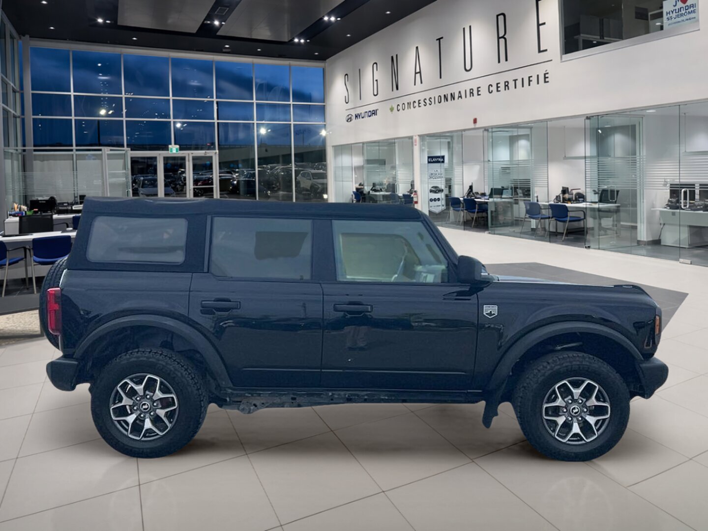 2022 Ford Bronco - Image 4
