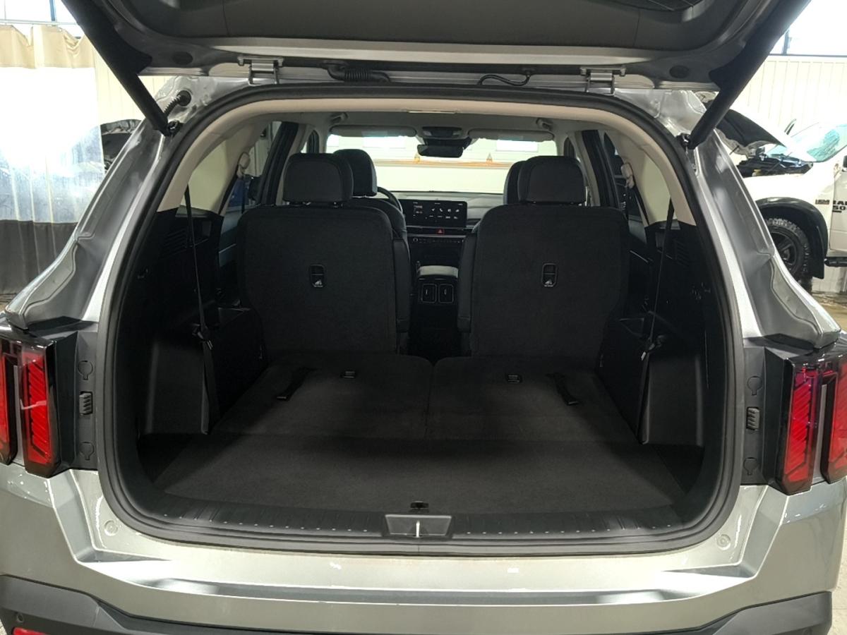 2025 Kia Sorento - Image 9