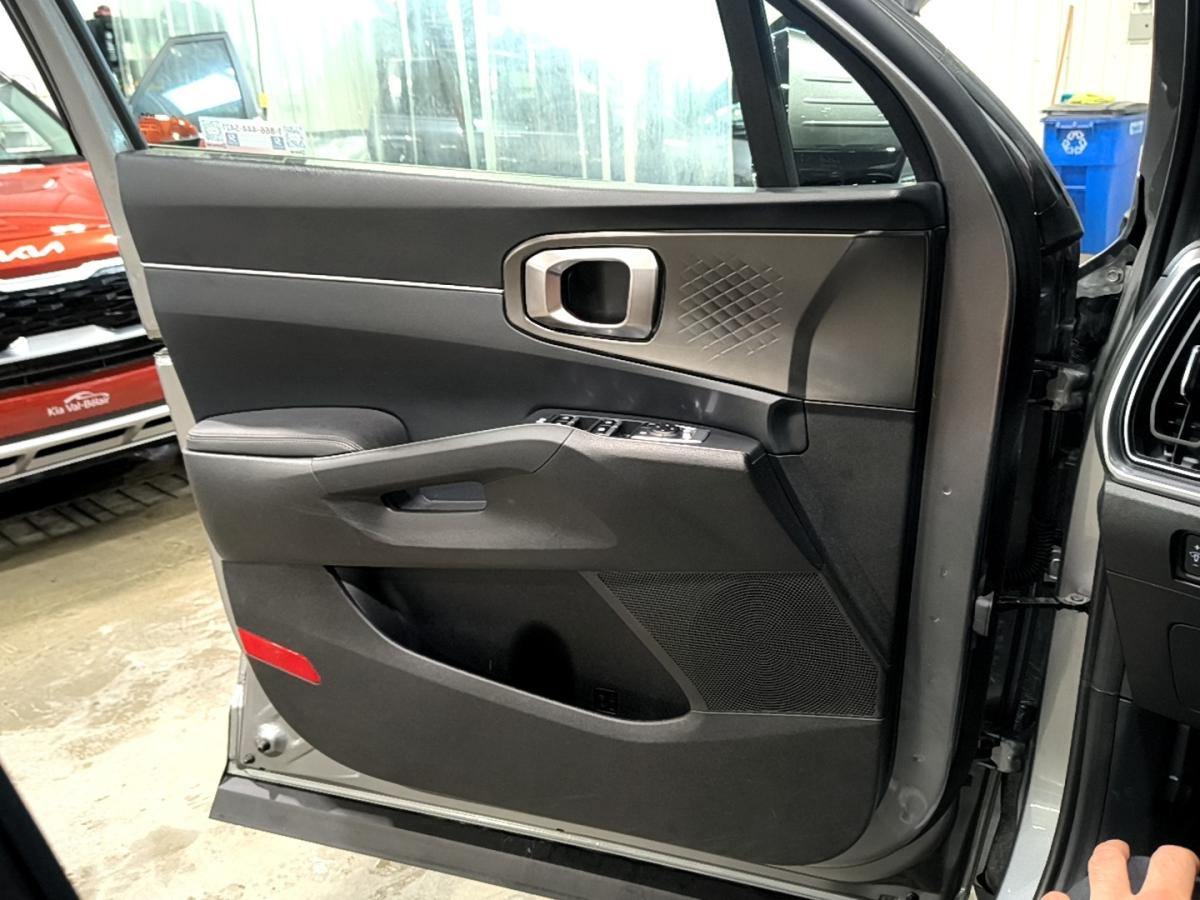 2025 Kia Sorento - Image 17