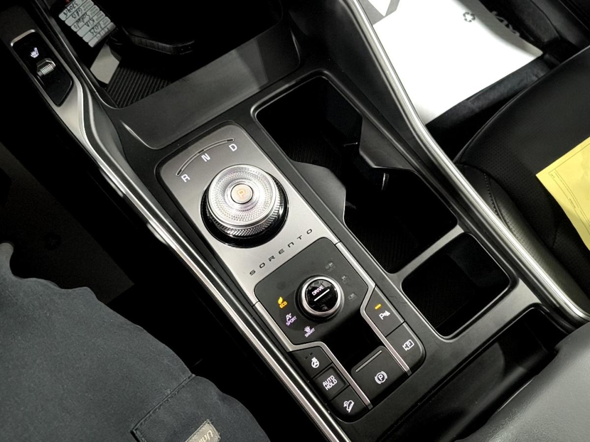 2025 Kia Sorento - Image 19