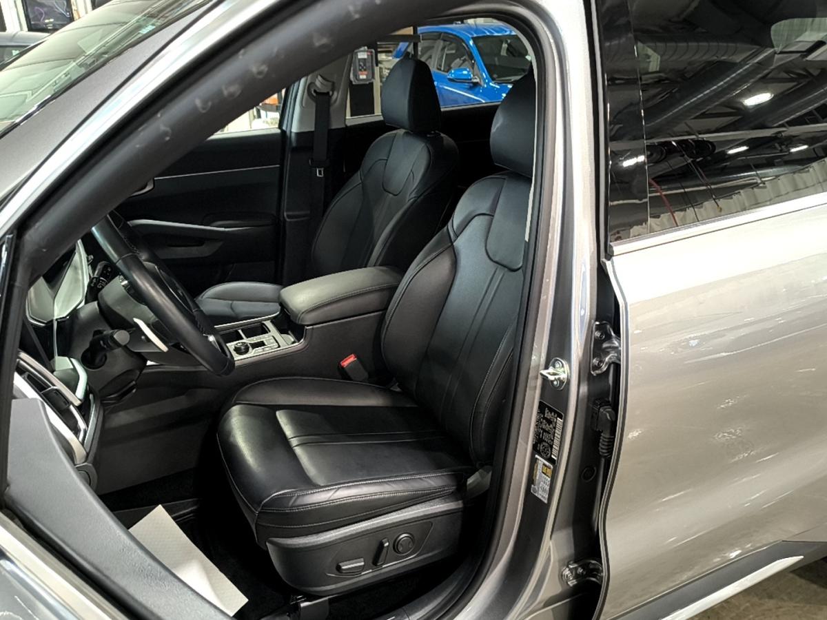 2025 Kia Sorento - Image 21
