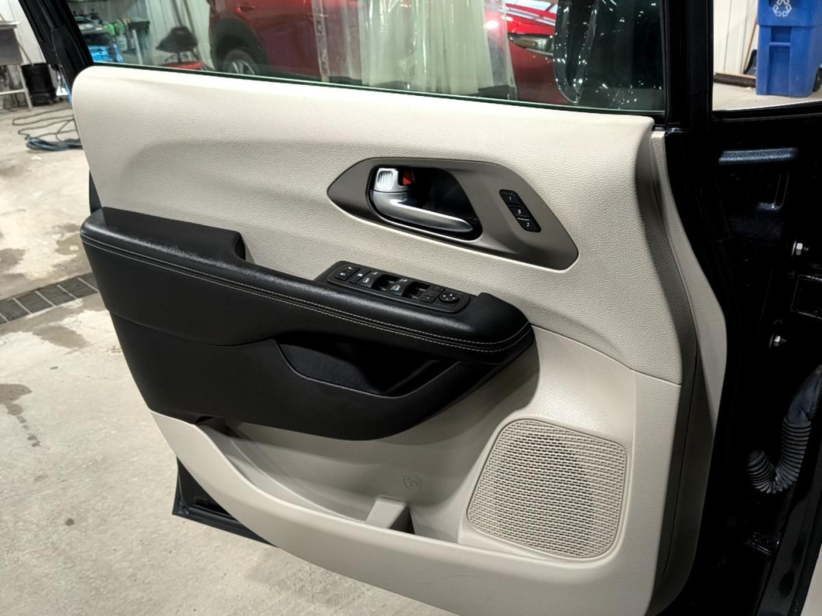 2021 Chrysler Pacifica - Image 17