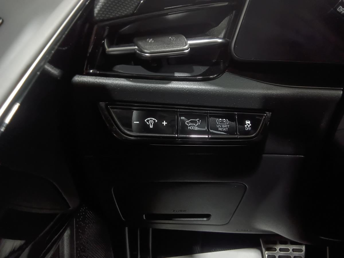2025 Kia Niro - Image 26