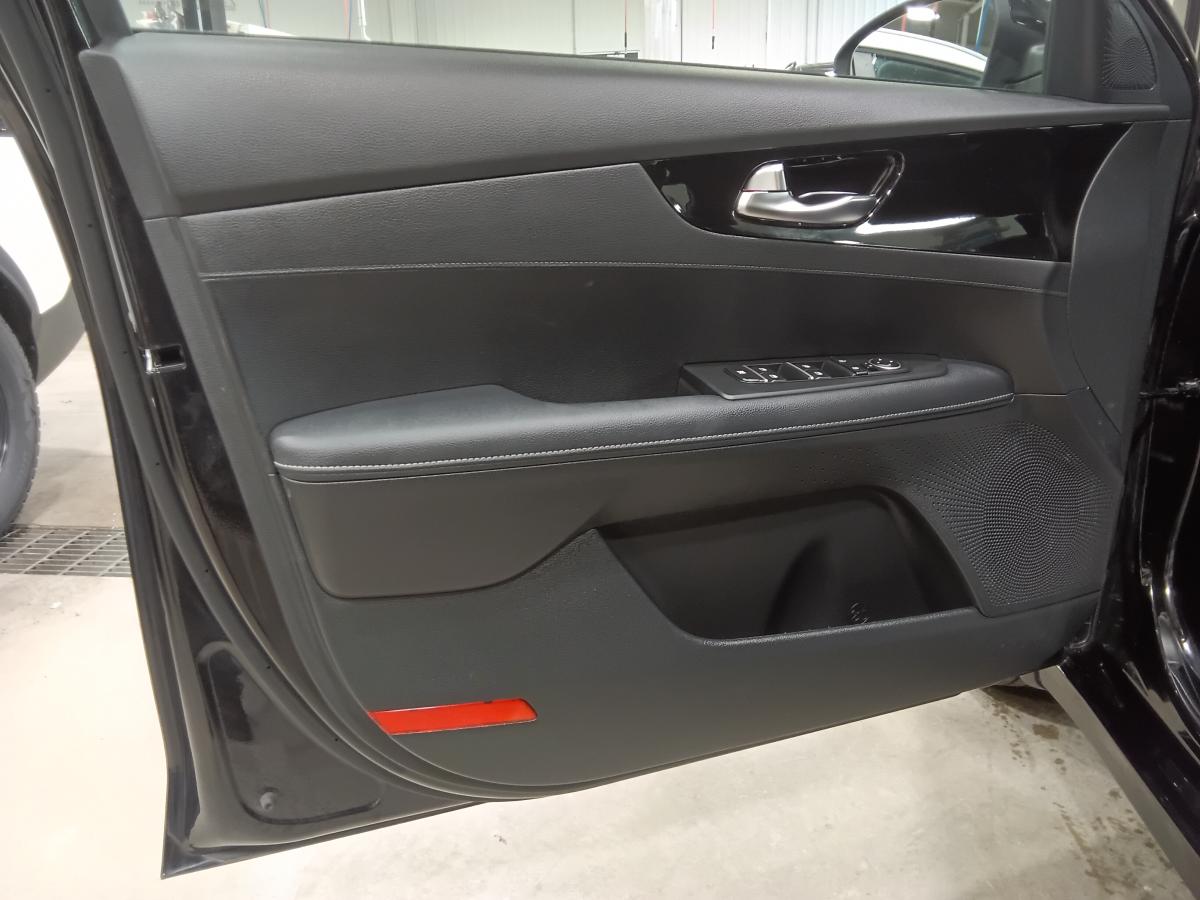 2022 Kia Forte - Image 16