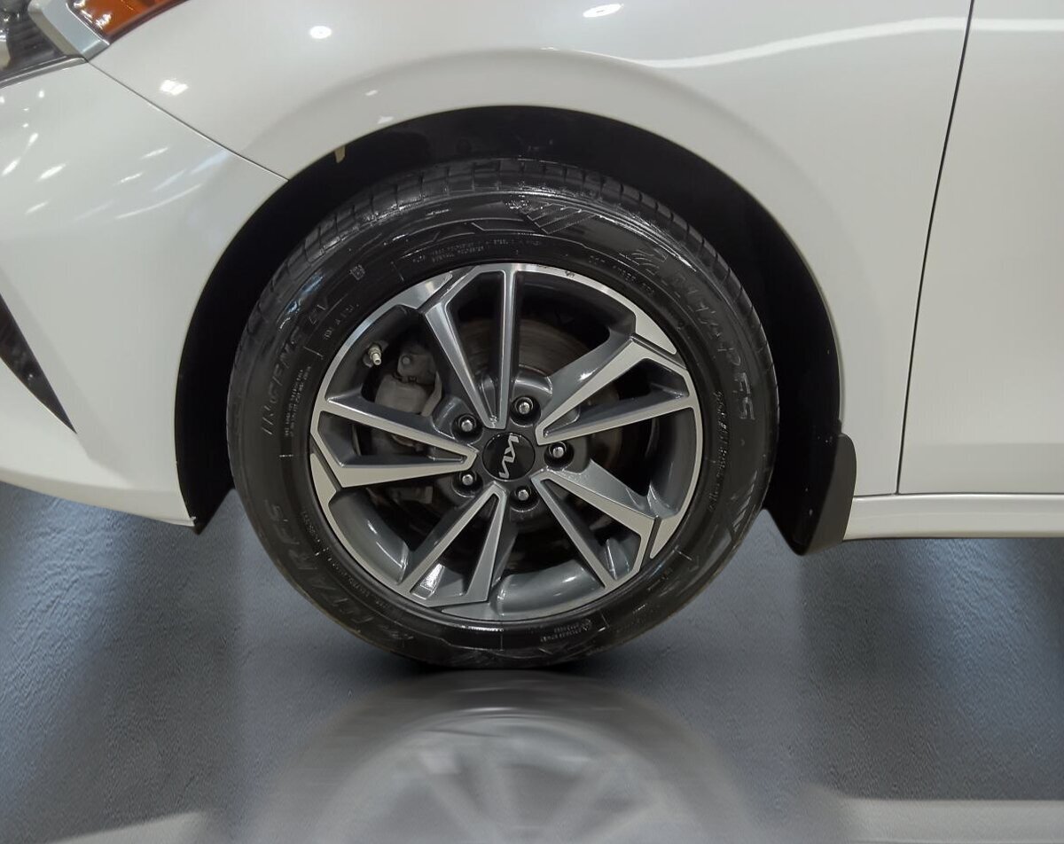2023 Kia Forte - Image 13