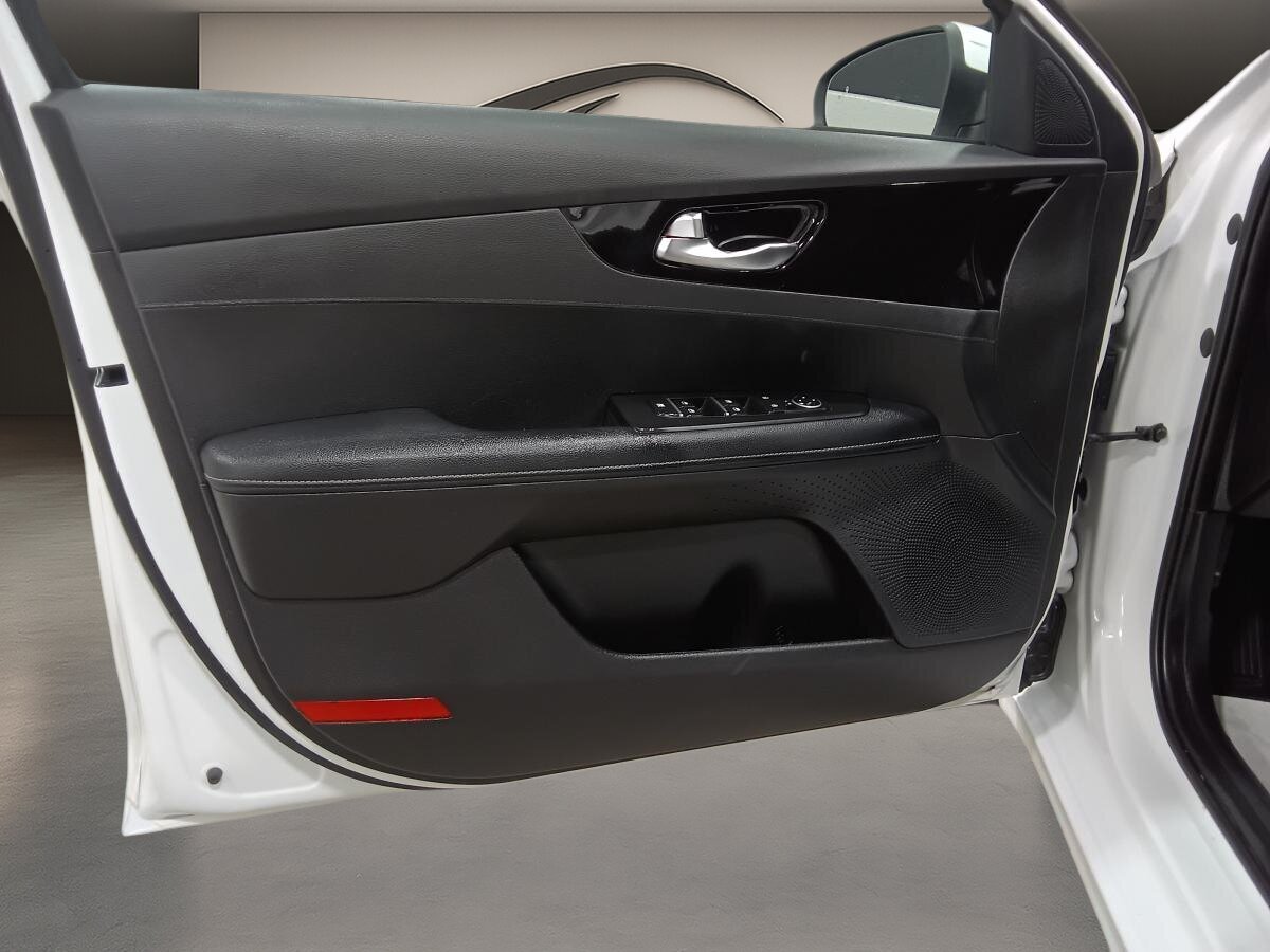 2023 Kia Forte - Image 23