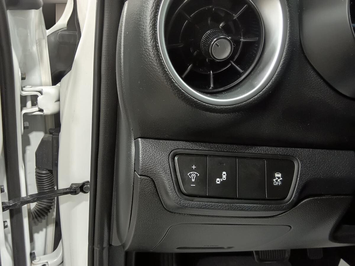 2023 Kia Forte - Image 25