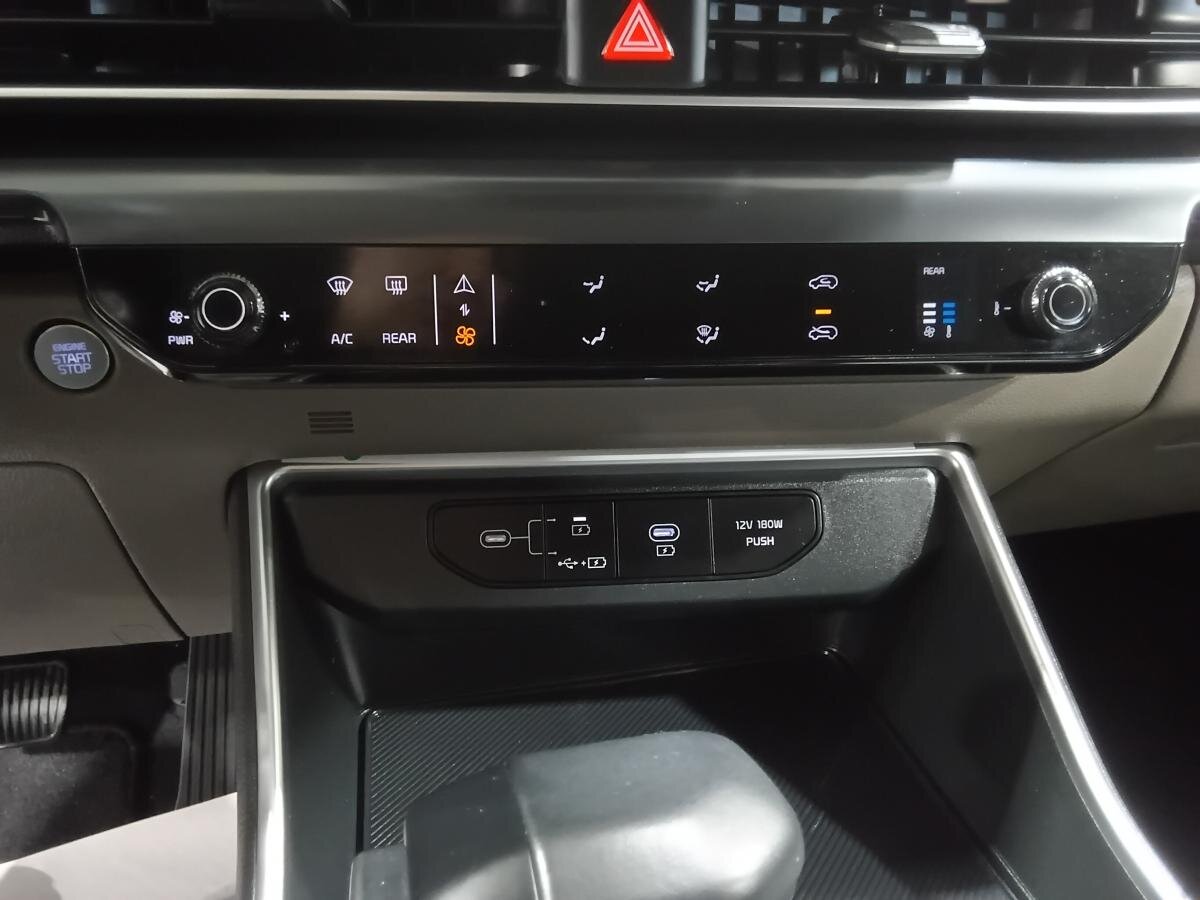 2025 Kia Carnival - Image 18