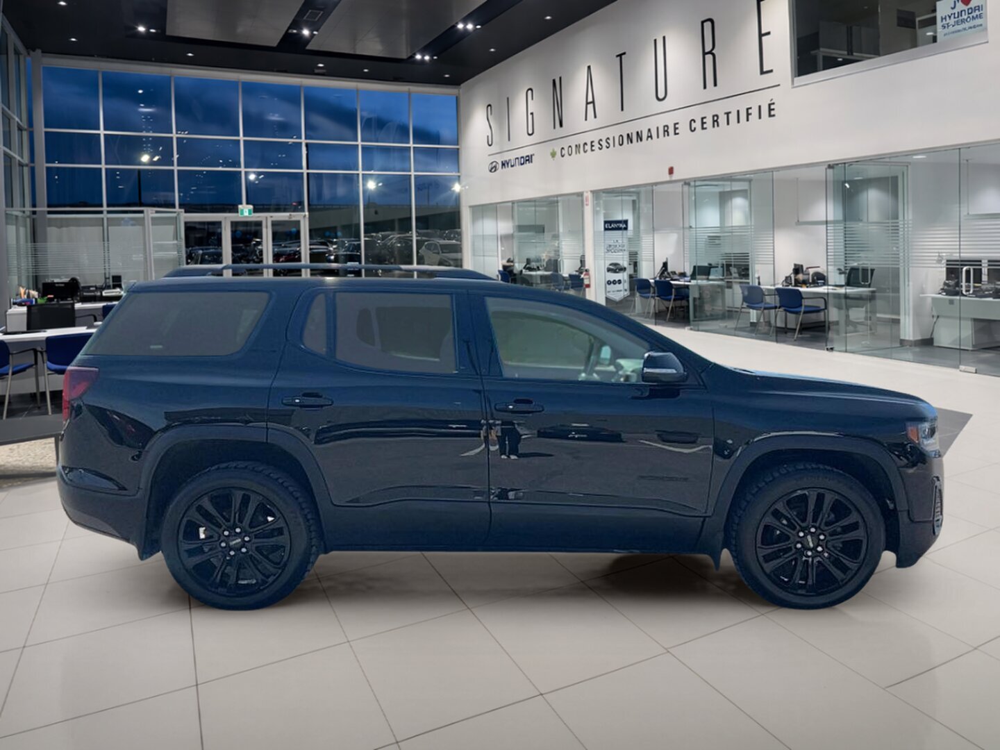 2023 GMC Acadia - Image 4