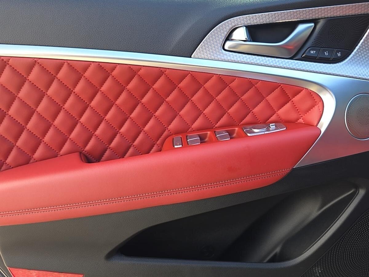 2022 Genesis G70 - Image 19