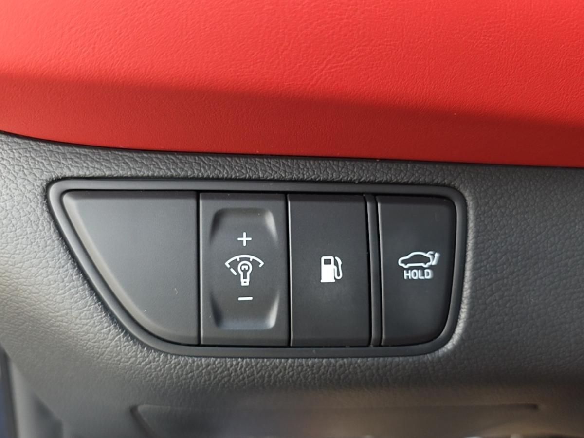 2022 Genesis G70 - Image 23