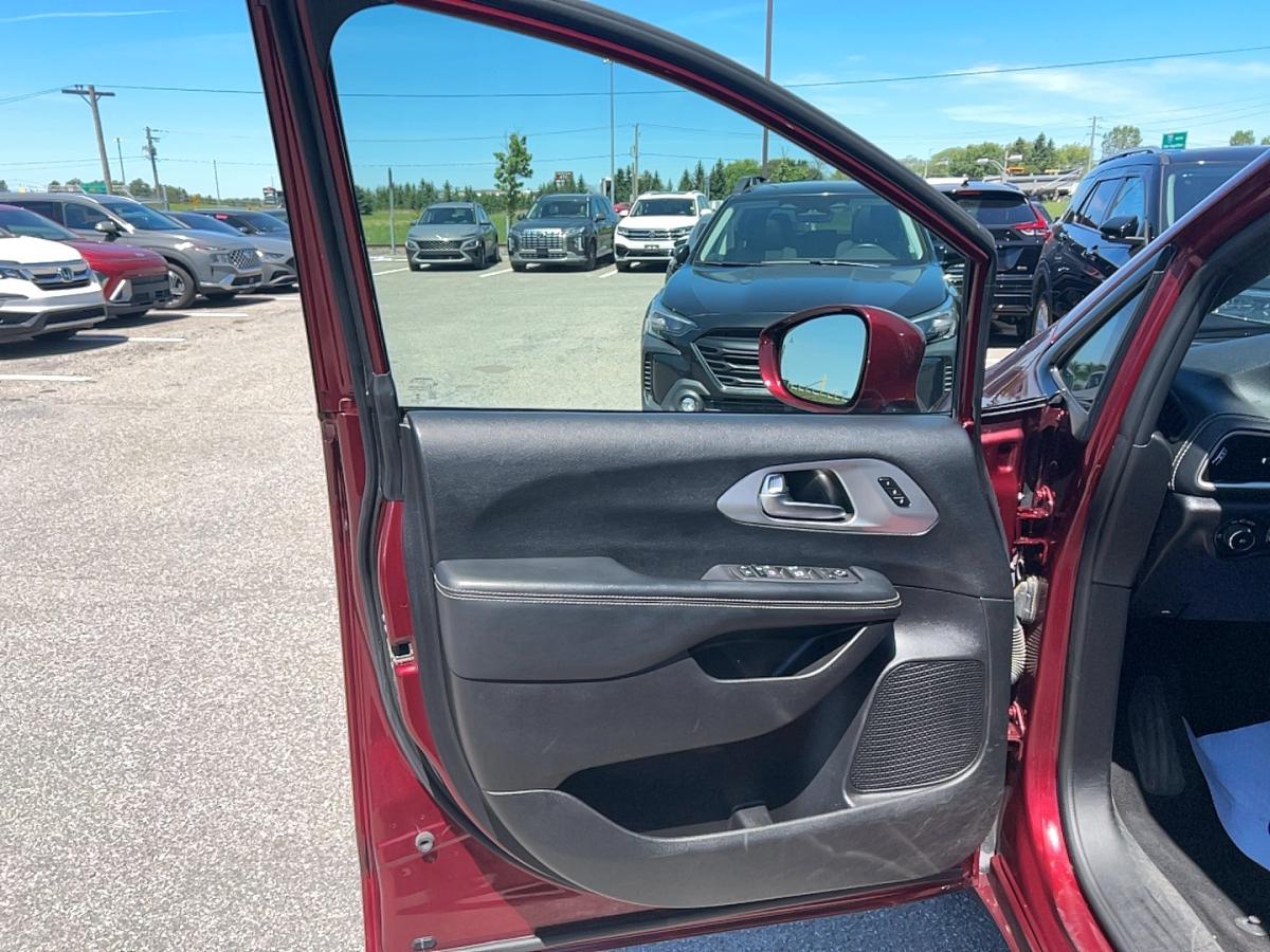 2022 Chrysler Pacifica - Image 14