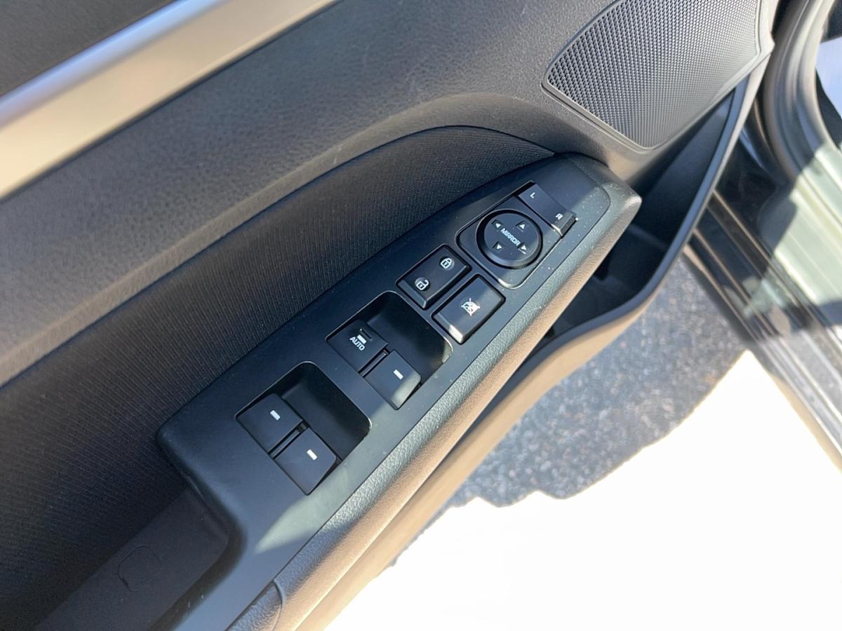 2020 Hyundai Elantra - Image 12
