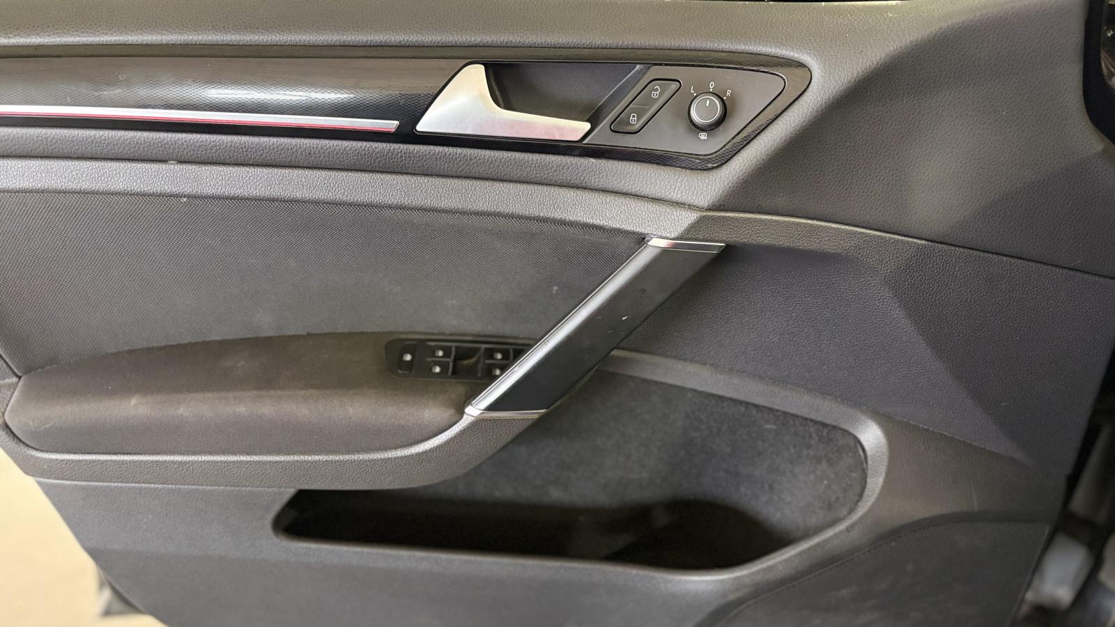 2017 Volkswagen Golf GTI - Image 9