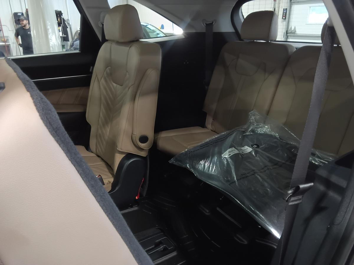 2025 Kia Sorento - Image 25