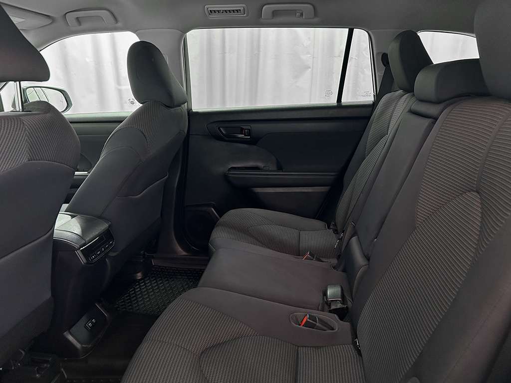 2021 Toyota Highlander - Image 17