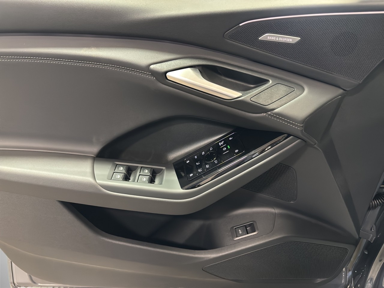 2025 Audi Q6 e-tron - Image 9