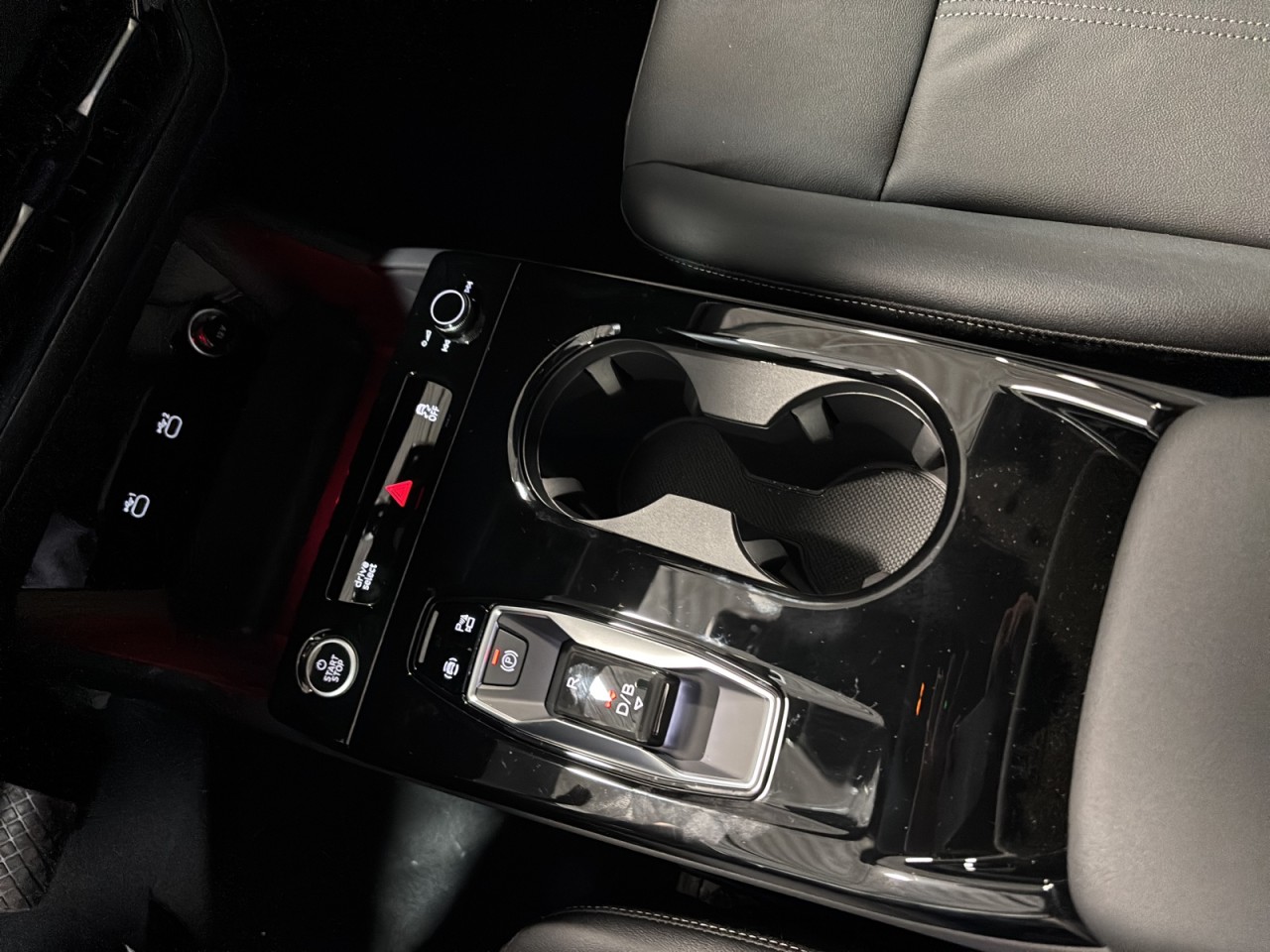 2025 Audi Q6 e-tron - Image 15