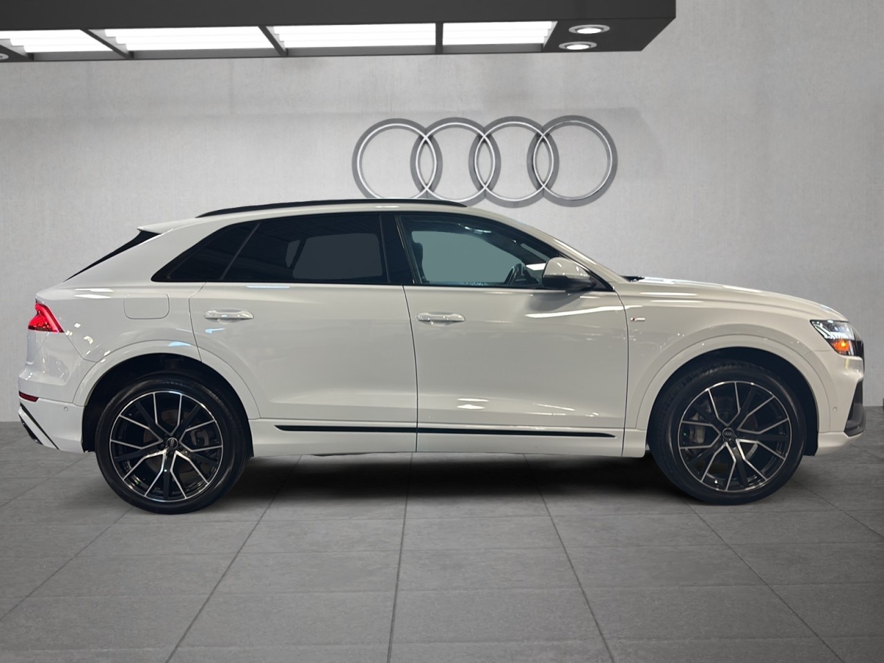 2023 Audi Q8 - Image 4