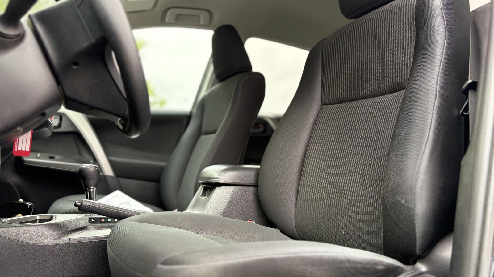 2017 Toyota RAV4 - Image 10