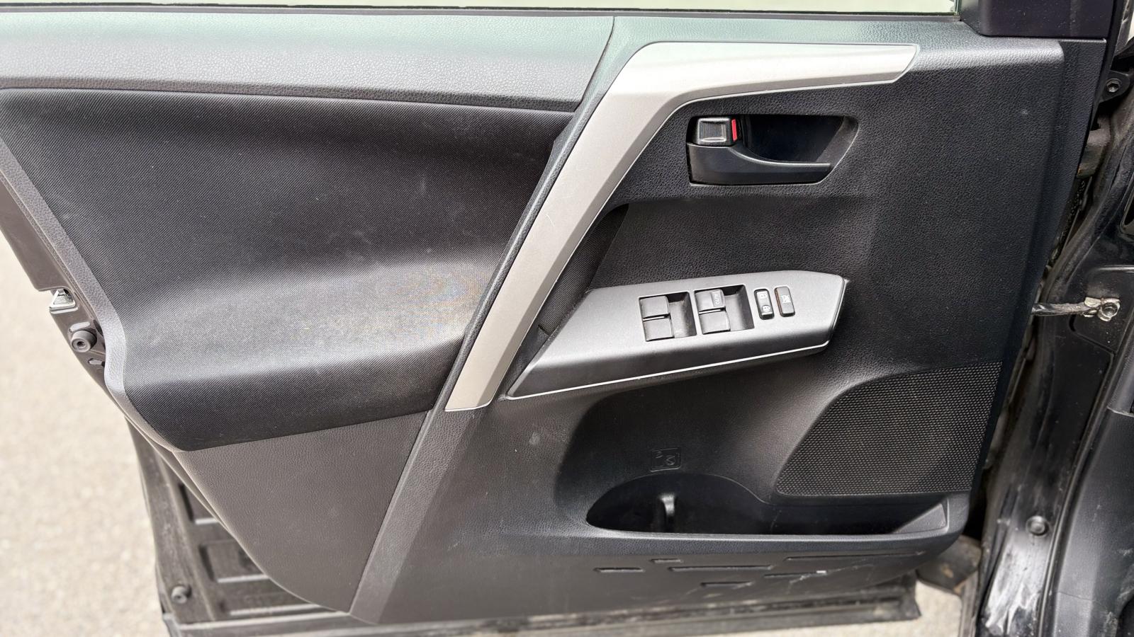 2017 Toyota RAV4 - Image 11