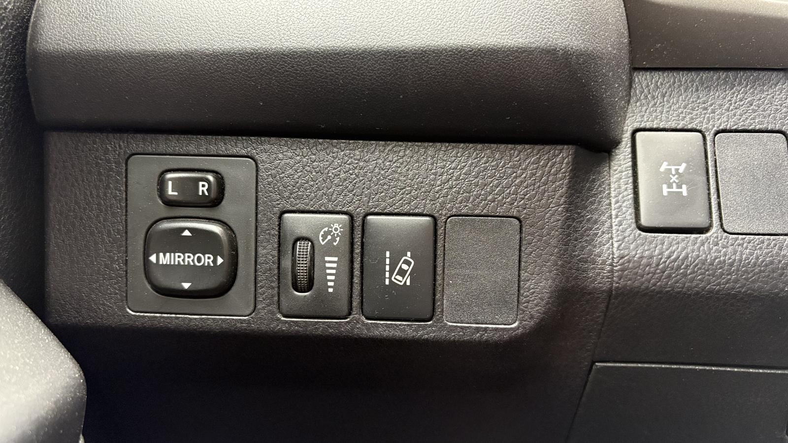 2017 Toyota RAV4 - Image 12