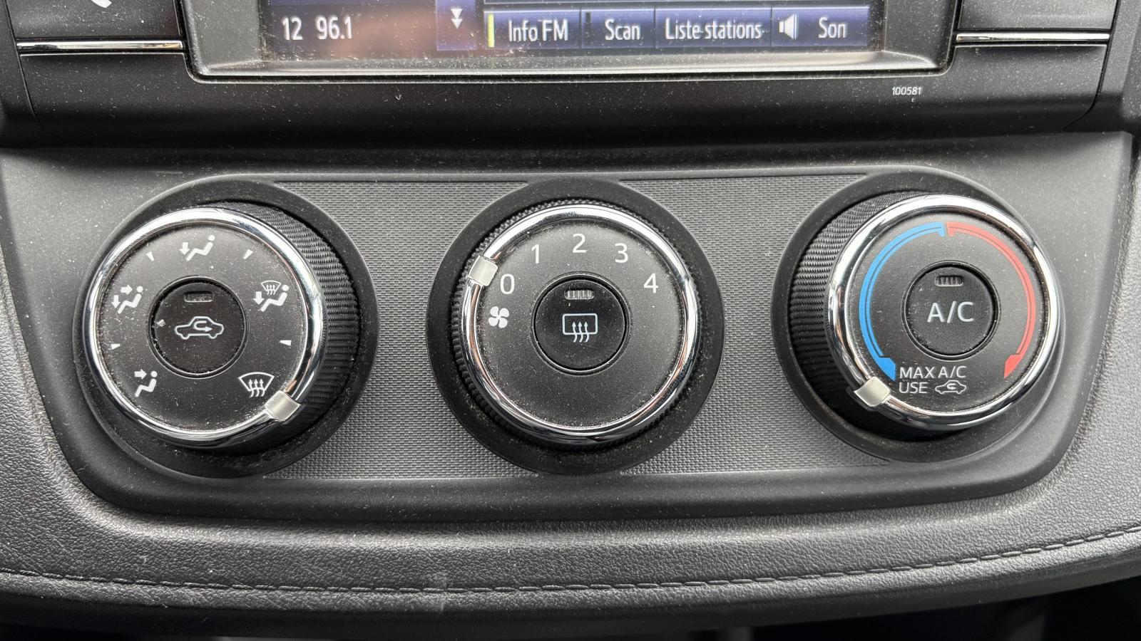2017 Toyota RAV4 - Image 22