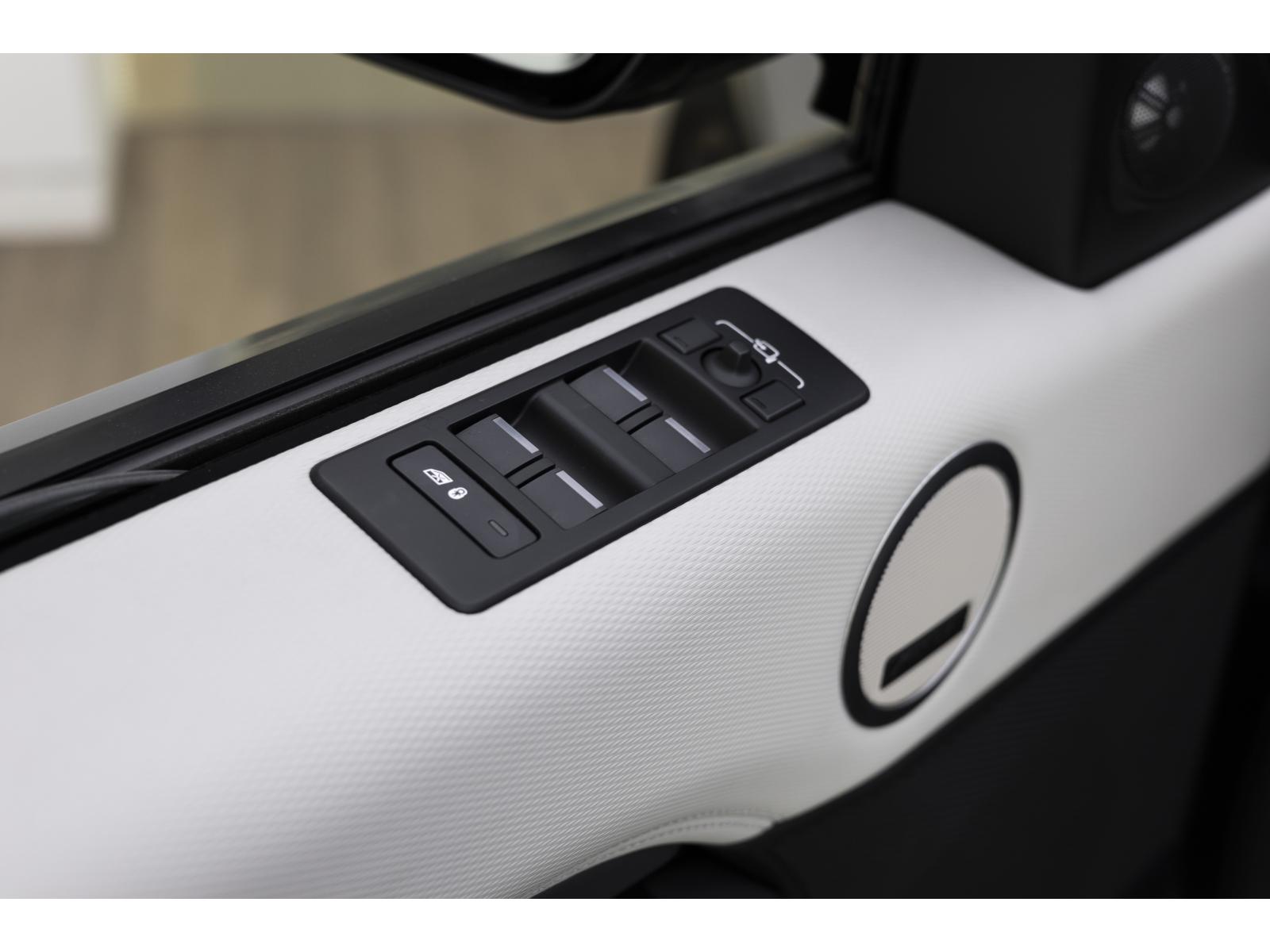 2023 Land Rover Rover - Image 21
