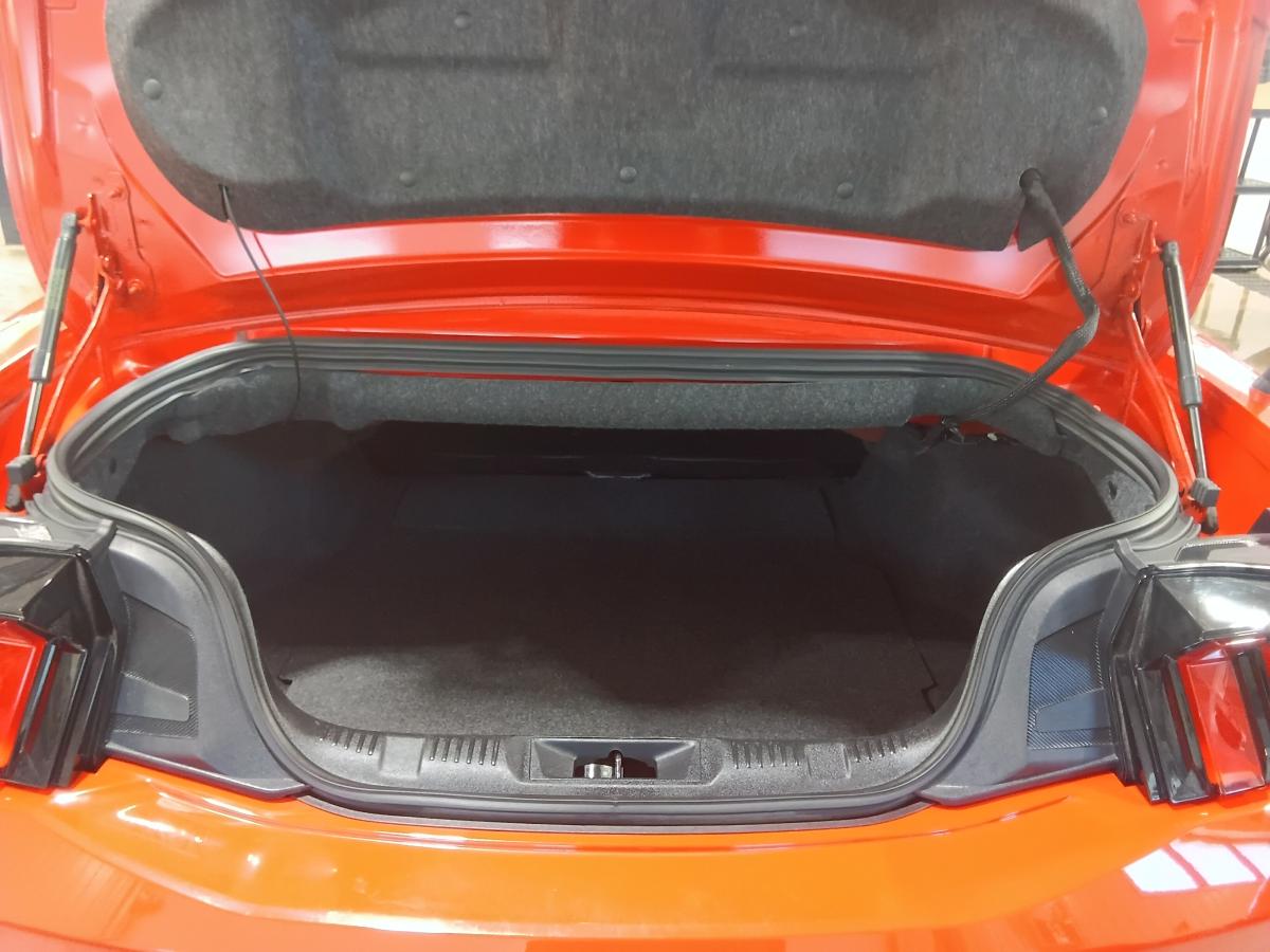 2025 Ford Mustang - Image 9