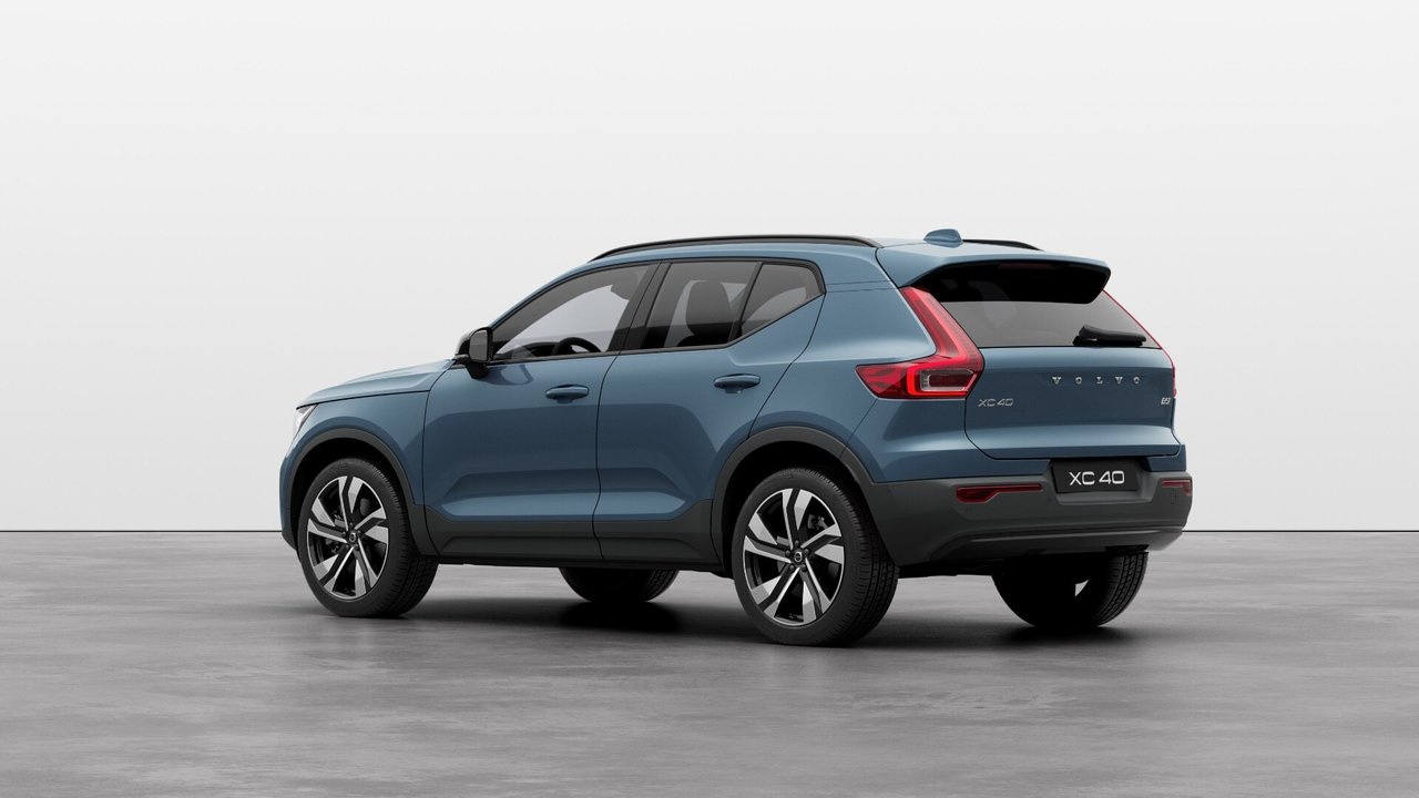 2025 Volvo XC40 - Image 2