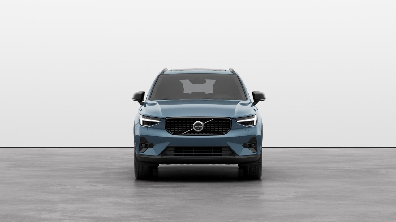 2025 Volvo XC40 - Image 3