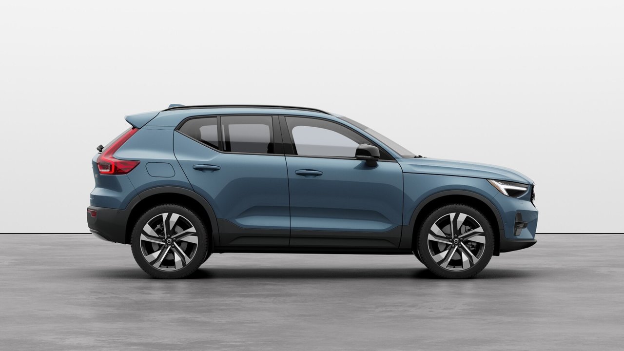 2025 Volvo XC40 - Image 5