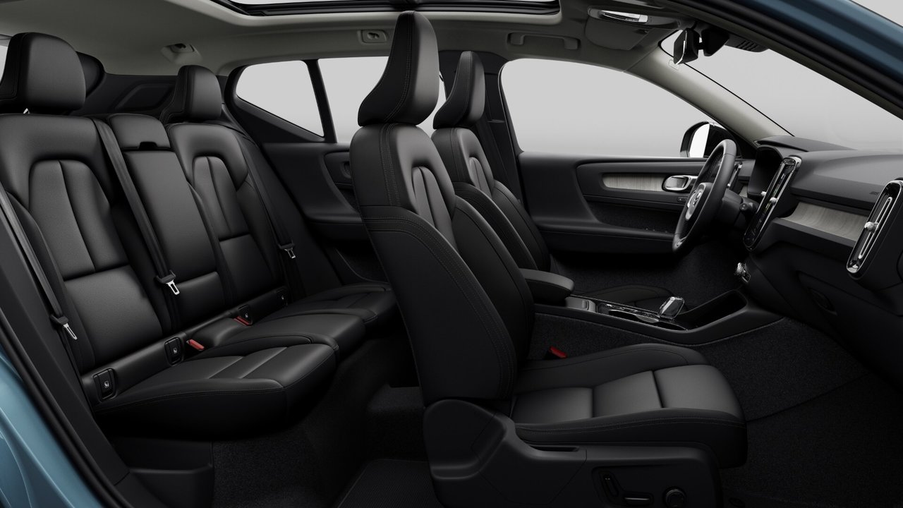 2025 Volvo XC40 - Image 11