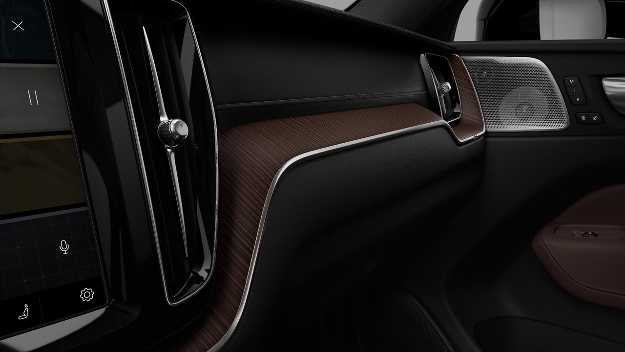 2025 Volvo XC60 Plug-In Hybrid - Image 7