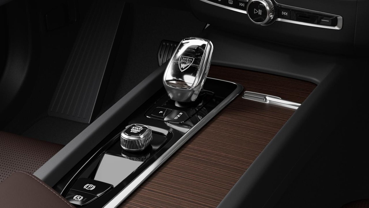 2025 Volvo XC60 Plug-In Hybrid - Image 9