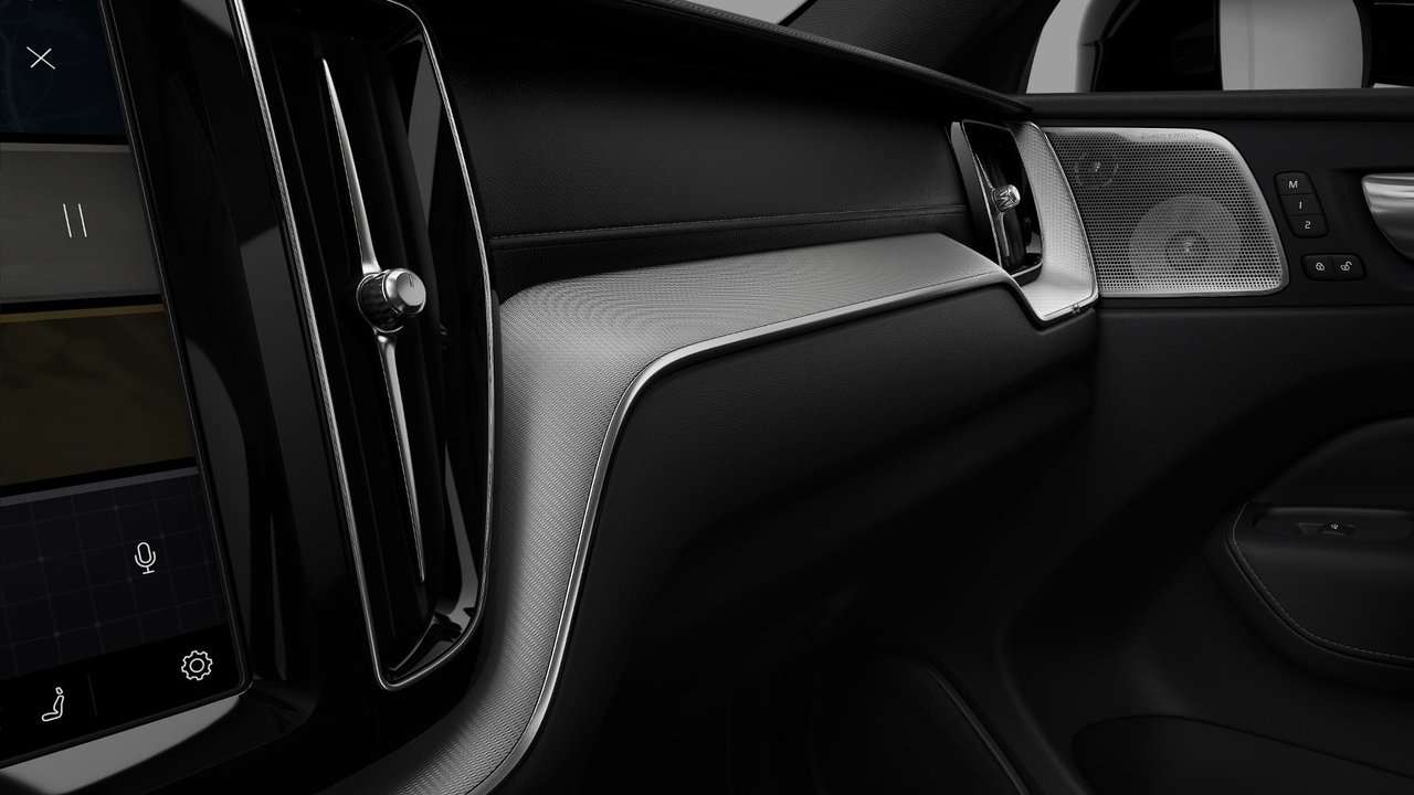 2025 Volvo XC60 Plug-In Hybrid - Image 7