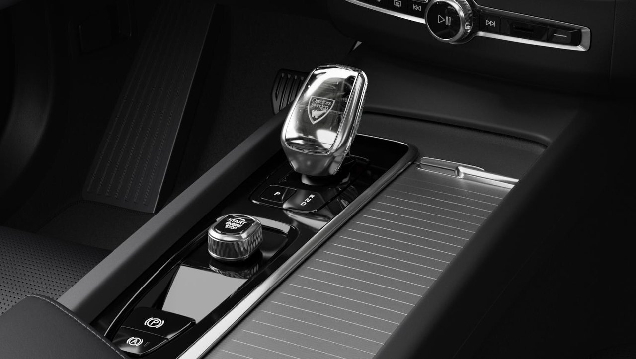 2025 Volvo XC60 Plug-In Hybrid - Image 9