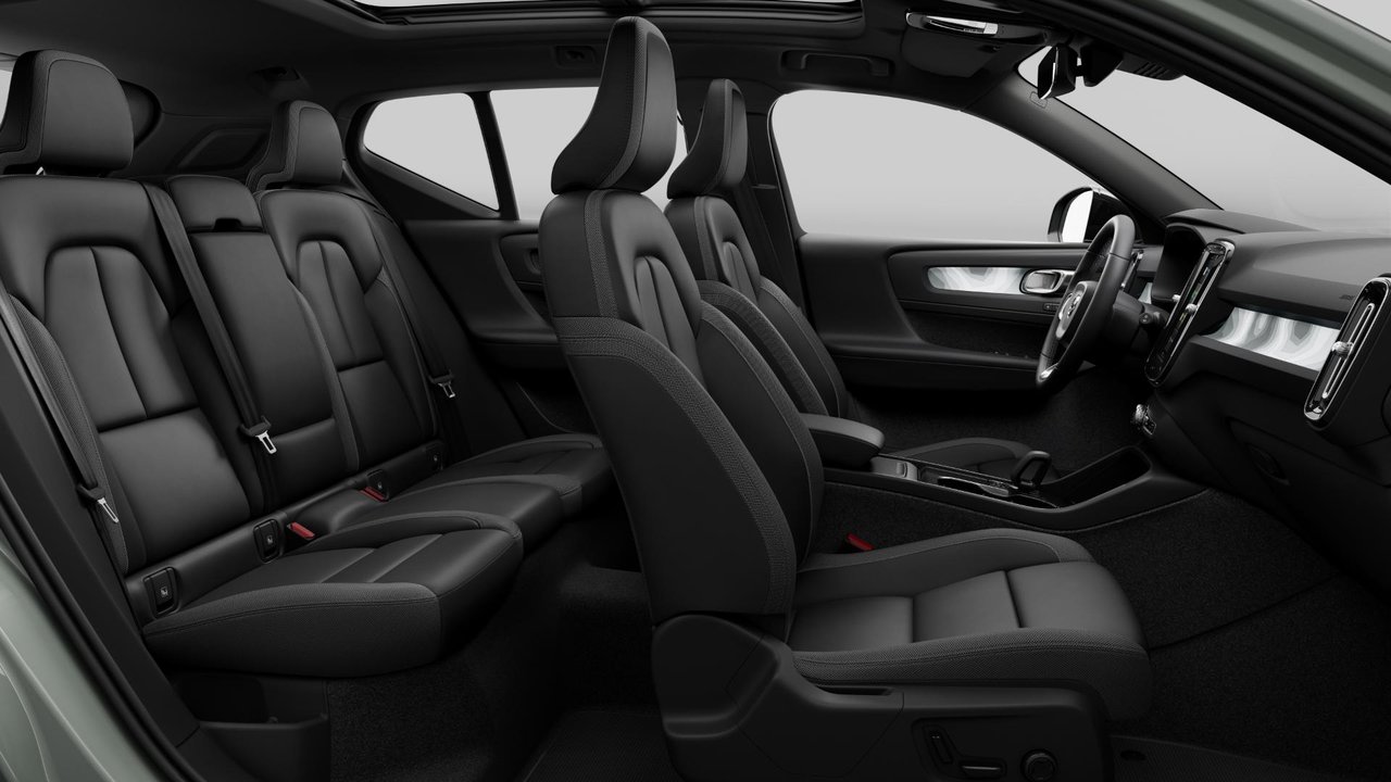 2025 Volvo EX40 - Image 11