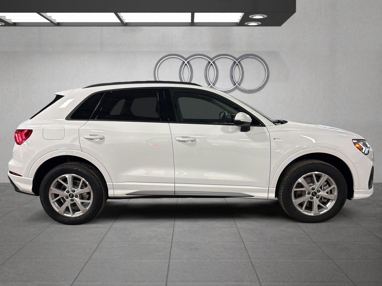 2025 Audi Q3 - Image 4