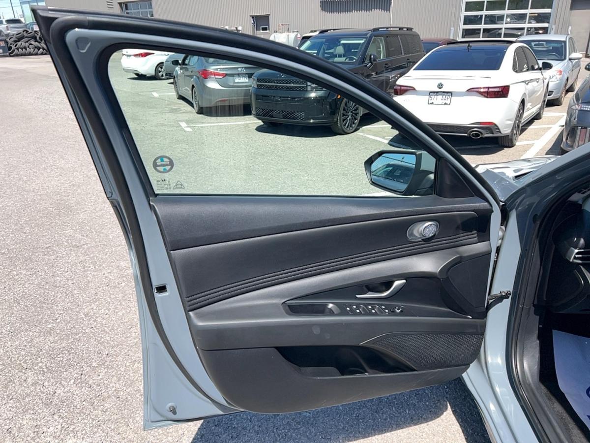 2023 Hyundai Elantra - Image 12