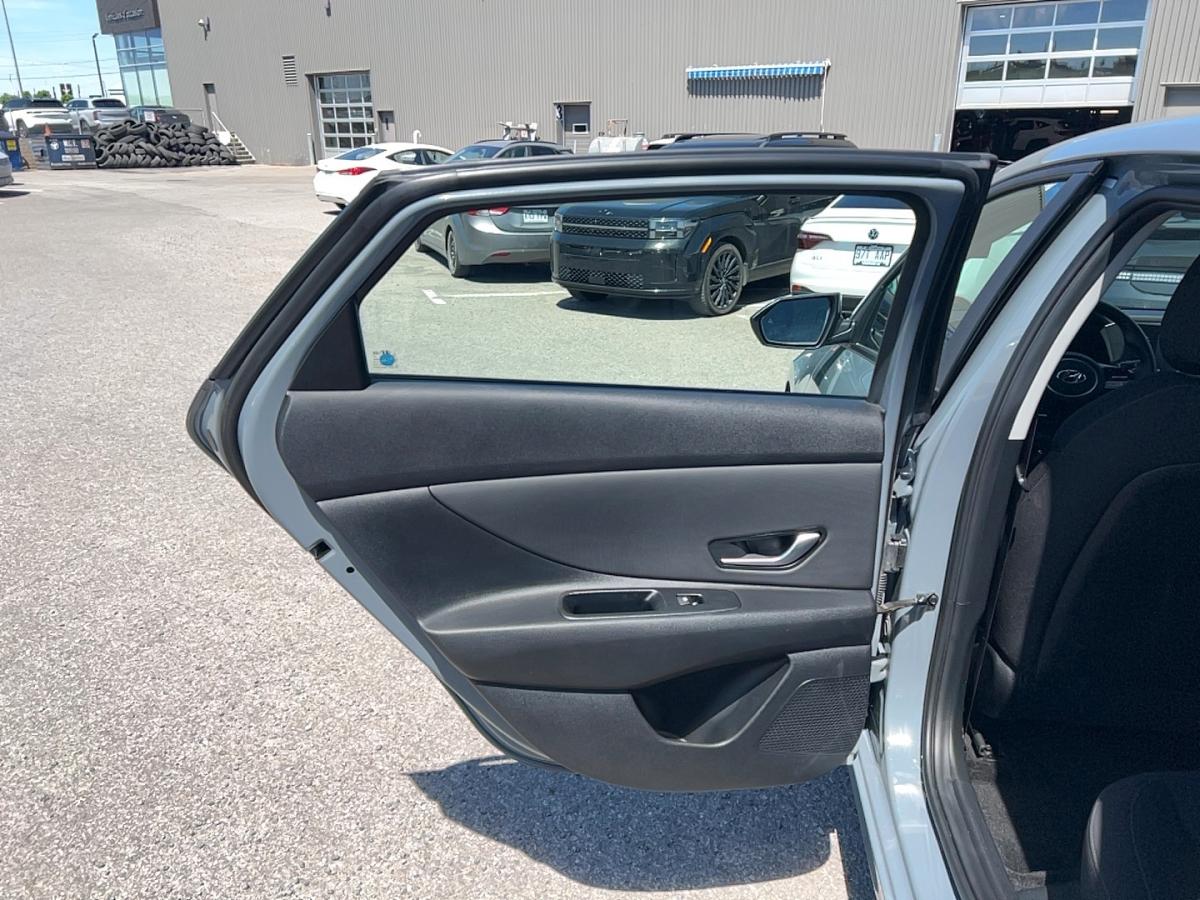 2023 Hyundai Elantra - Image 16