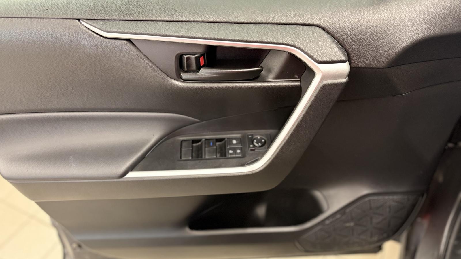 2022 Toyota RAV4 - Image 10