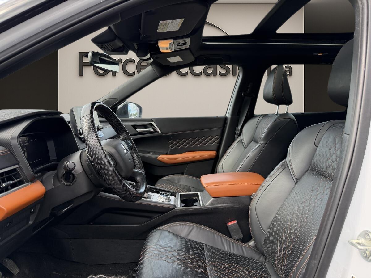 2023 Mitsubishi Outlander - Image 2