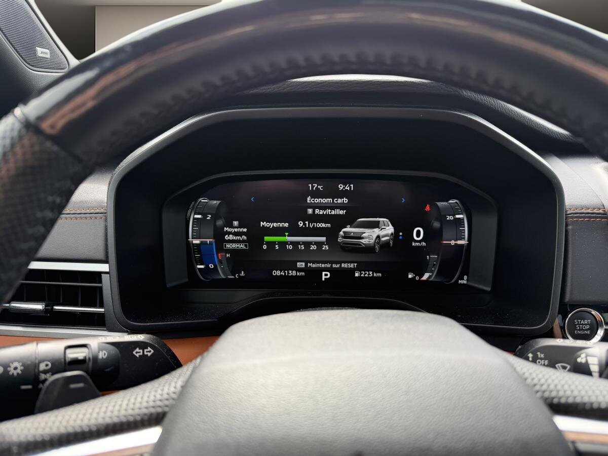 2023 Mitsubishi Outlander - Image 12