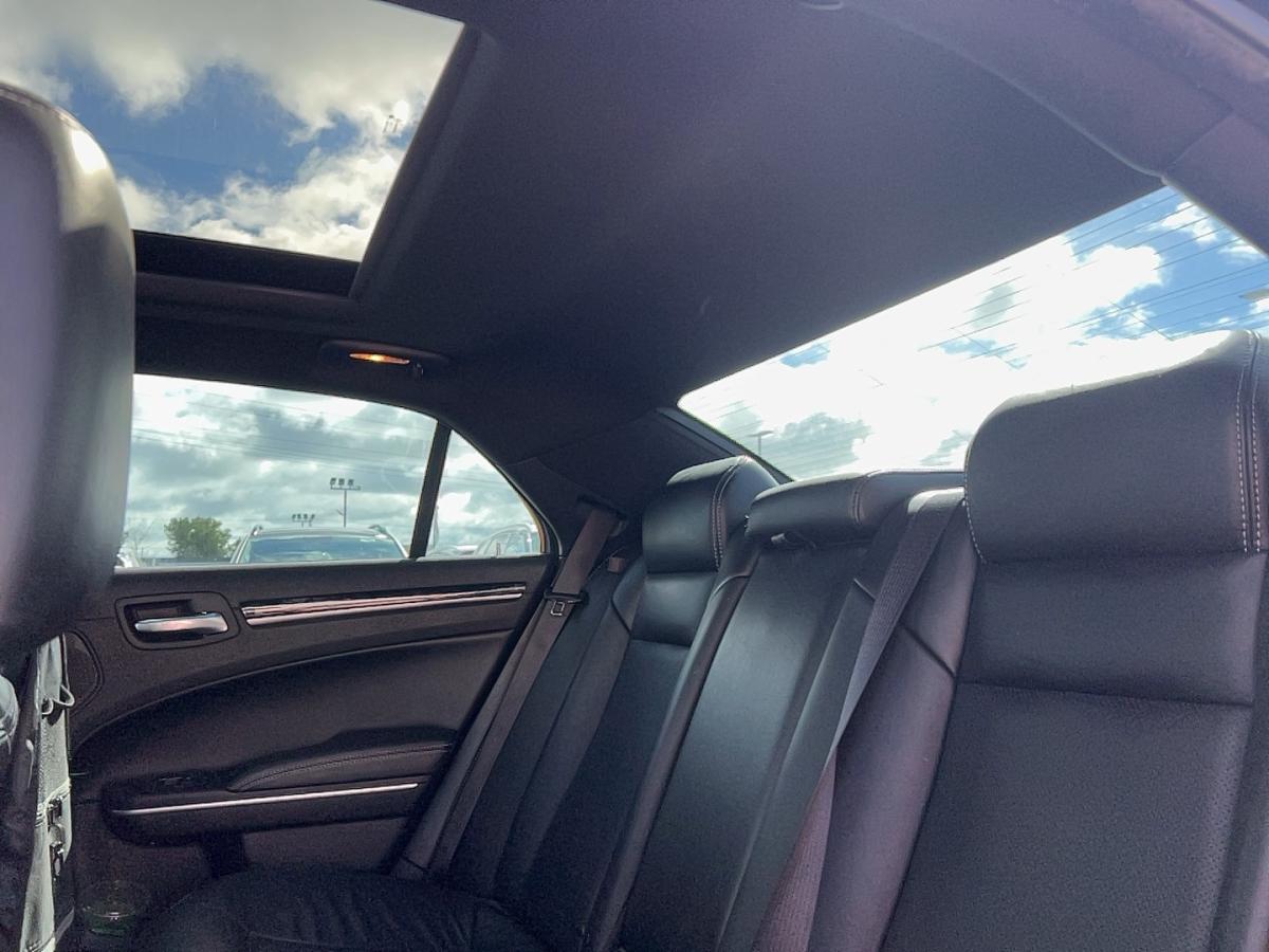 2022 Chrysler 300 - Image 12