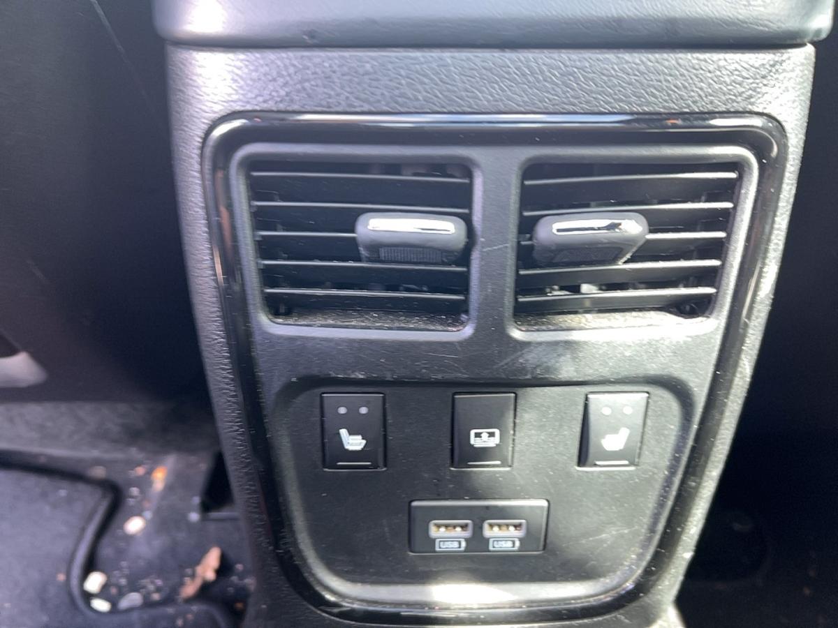 2022 Chrysler 300 - Image 13