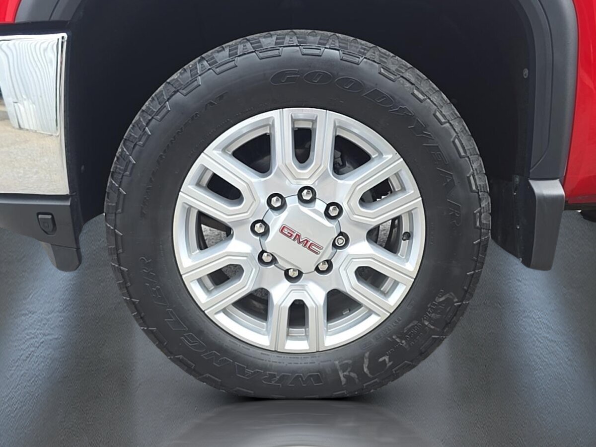 2022 GMC Sierra 2500 HD - Image 13