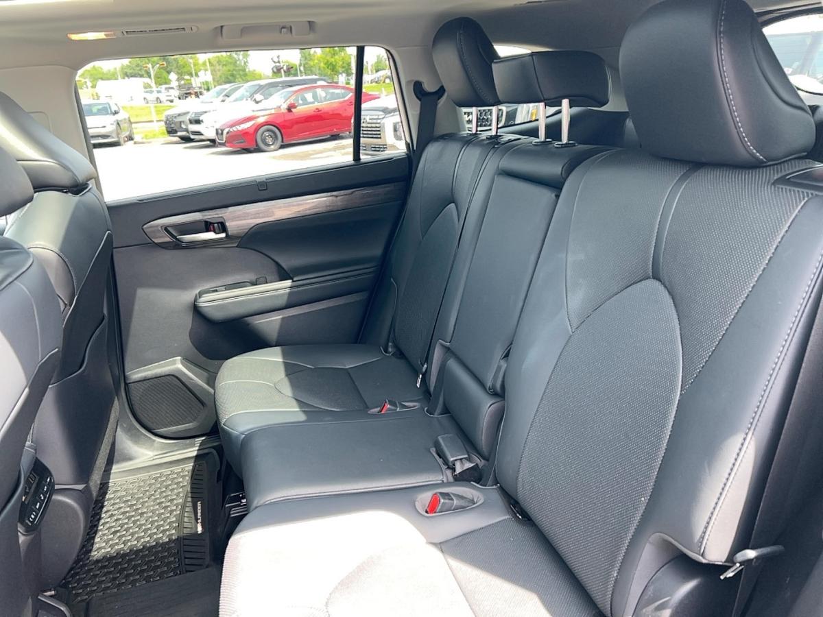 2021 Toyota Highlander - Image 16