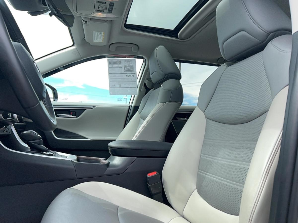 2021 Toyota RAV4 - Image 12