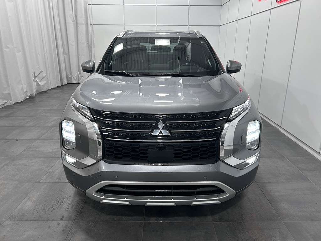 2023 Mitsubishi Outlander - Image 2